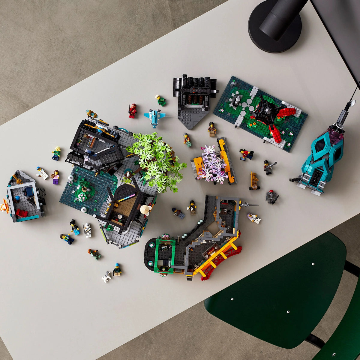 Building Toy with 19 Minifigures (5,685 Pieces) I3255