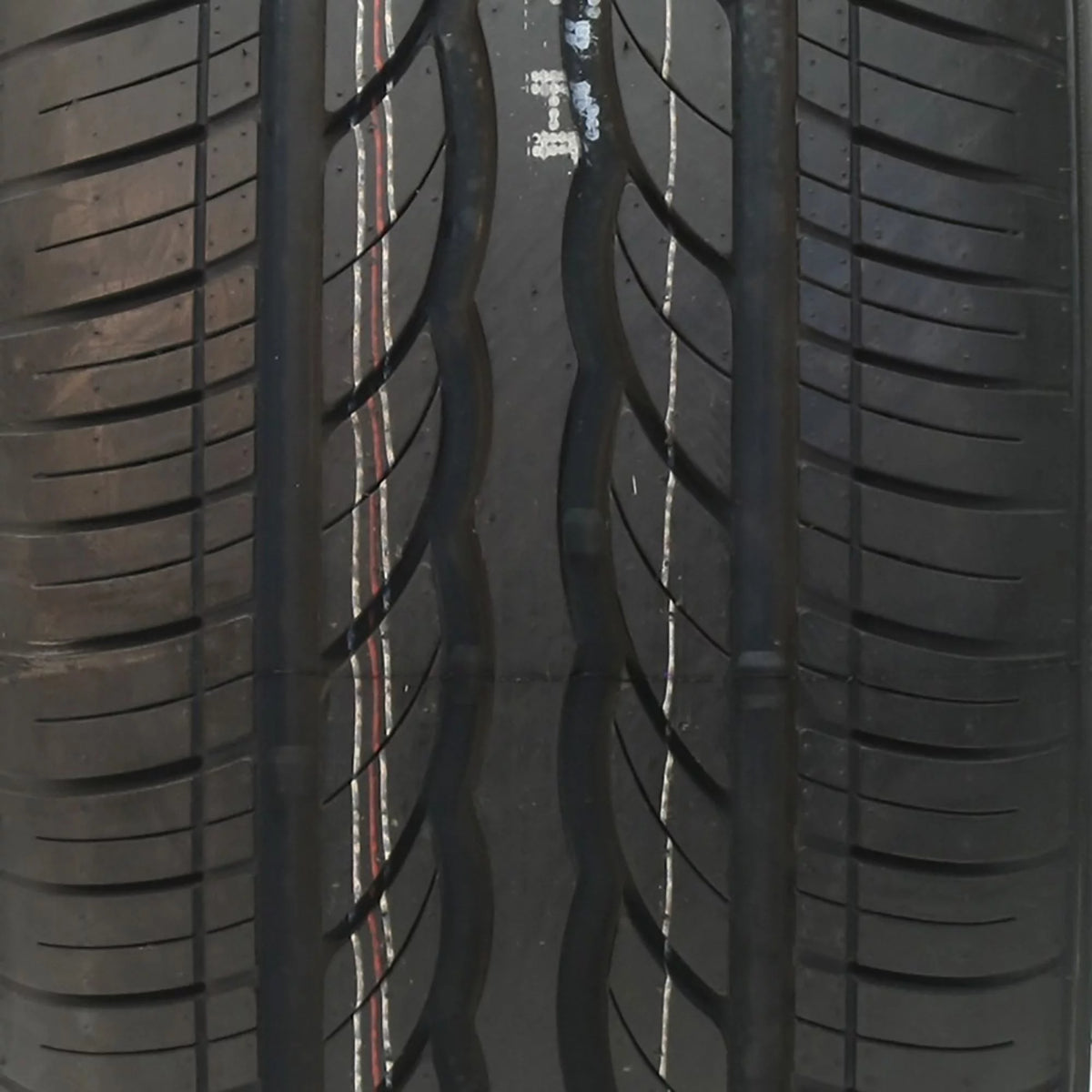 225/50R18 95V Passenger Tire L679805