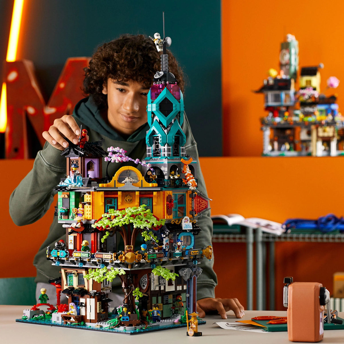 Building Toy with 19 Minifigures (5,685 Pieces) I3255