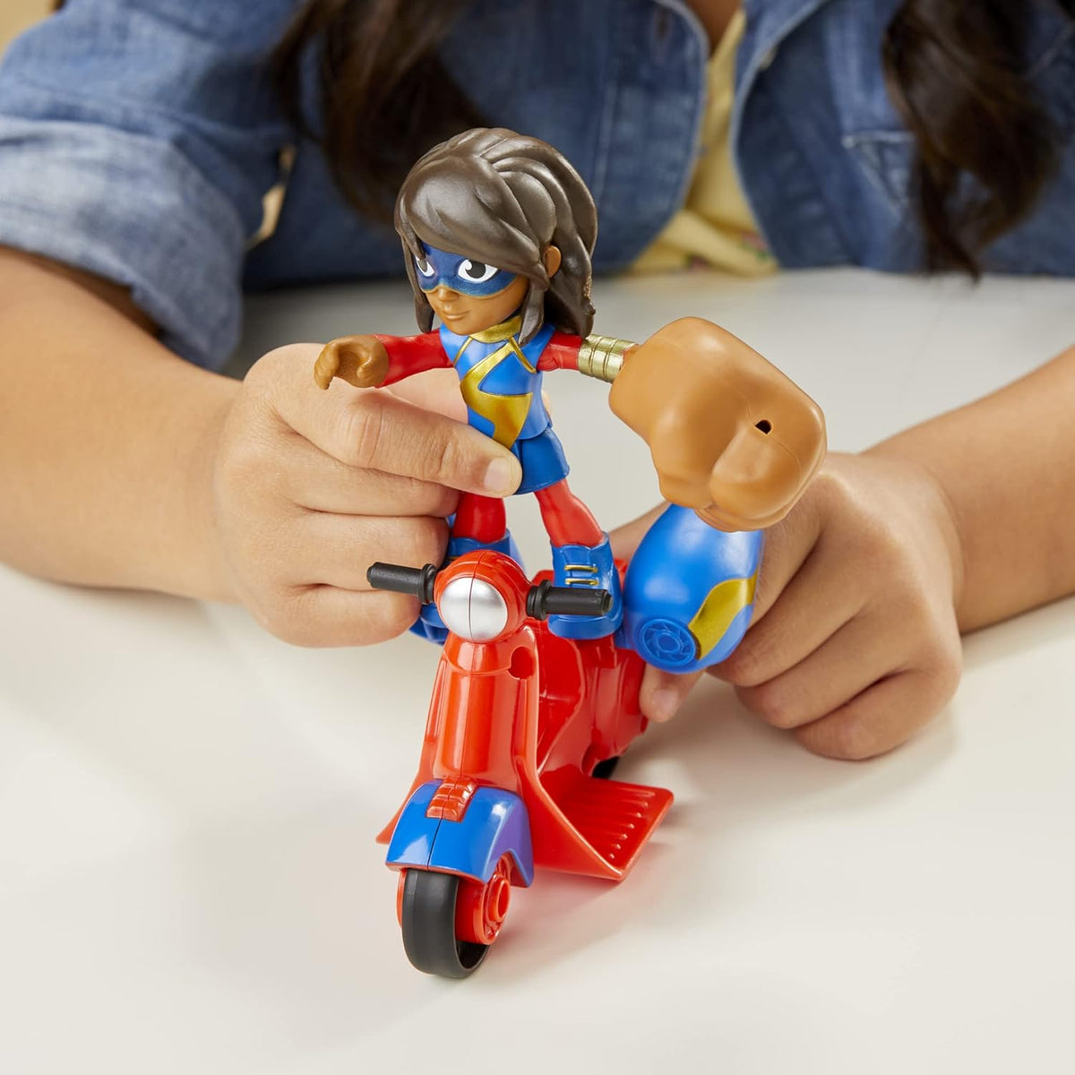 Ms. Marvel Action Figure and Vehicle J474